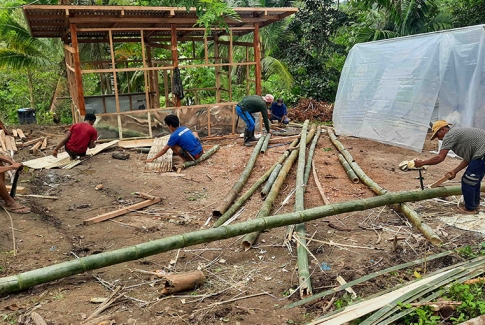Preparing bamboo fences for the sulagad central nursery. 