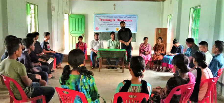 Training and discussion of indigenous youth on indigenous peoples’ land rights issues at Telki, Madhupur, Tangail in Bangladesh. Photo from Toni Chiran.